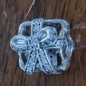 Pandora Present Charm